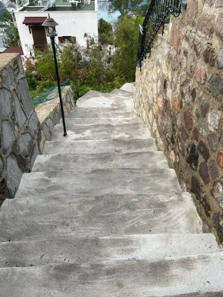 SİTE İÇİ ARA MERDİVENLERİN TAMİRATI YAPILDI